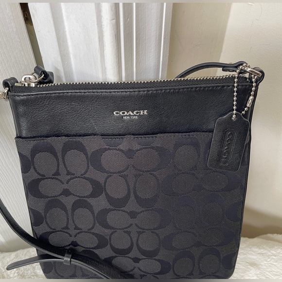 Coach Crossbody Bag EUC - Picture 2 of 7